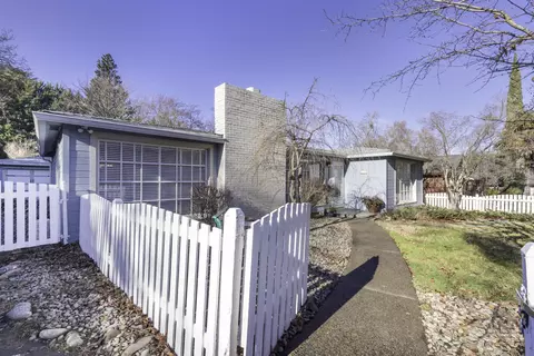 11 N Keene Way Dr, Medford, OR 97504