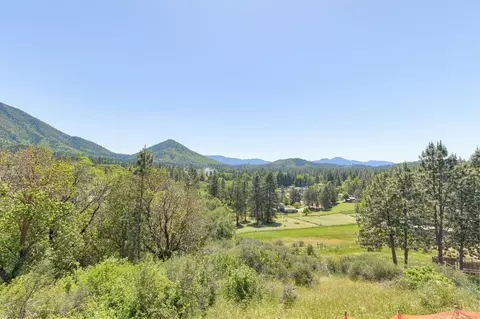 1645 Panoramic Loop, Grants Pass, OR 97527 photo 2