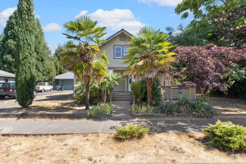 412 NW B St, Grants Pass, OR 97526