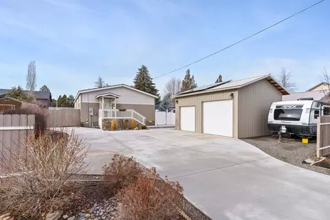 1731 SW 24th St, Redmond, OR 97756