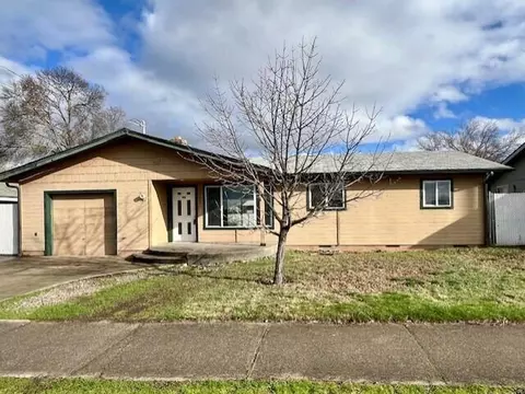 2524 Whittle Ave, Medford, OR 97504