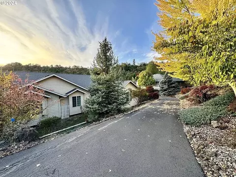 2792 NW Daysha Dr, Roseburg, OR 97471