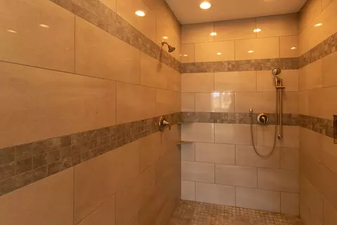 Bath - 23775 Dodds Rd, Bend, OR 97701 photo 3 of 8