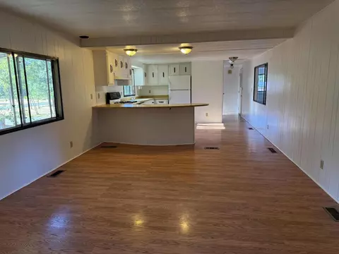 105 Raymond St, Cave Junction, OR 97523 photo 2