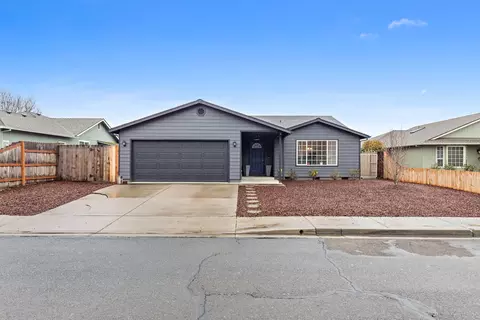 1127 Coachman Dr, Central Point, OR 97502