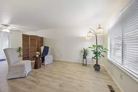 300 Shafer Ln #J2, Jacksonville, OR 97530
