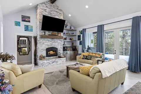 Living - 53785 Otter Dr, La Pine, OR 97739 photo 1 of 3