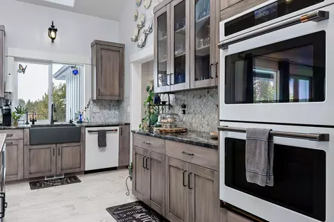 Kitchen - 53785 Otter Dr, La Pine, OR 97739 photo 2 of 3