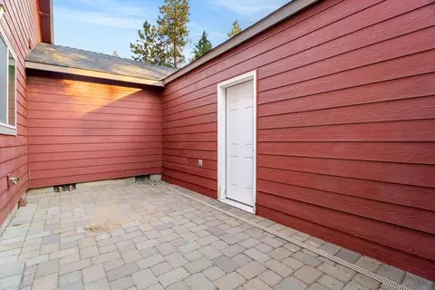 Exterior - 921 E Cascade Ave, Sisters, OR 97759 photo 4 of 5