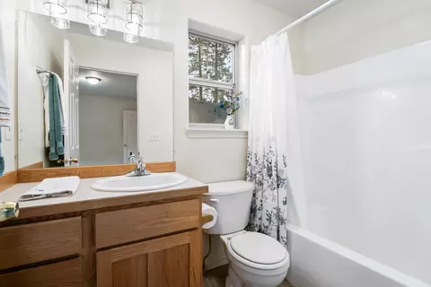Bath - 921 E Cascade Ave, Sisters, OR 97759 photo 3 of 3
