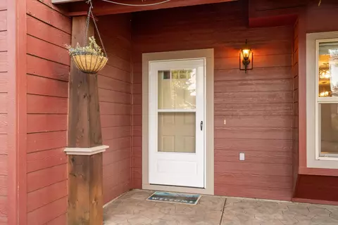 Entry Way - 921 E Cascade Ave, Sisters, OR 97759 photo 1 of 2