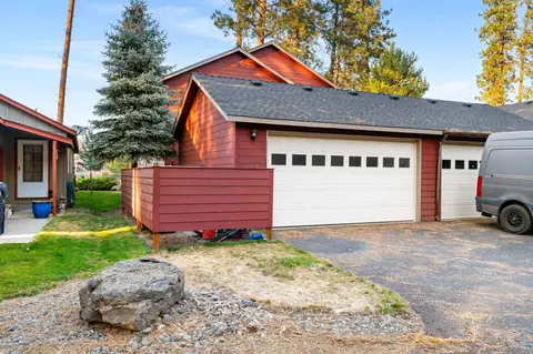 Exterior - 921 E Cascade Ave, Sisters, OR 97759 photo 5 of 5