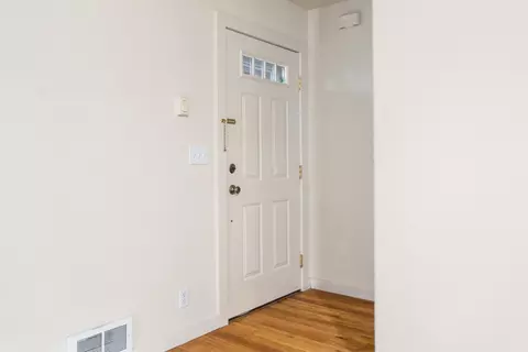 Entry Way - 921 E Cascade Ave, Sisters, OR 97759 photo 2 of 2