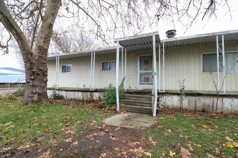 5162 Sams Valley Rd, Gold Hill, OR 97525