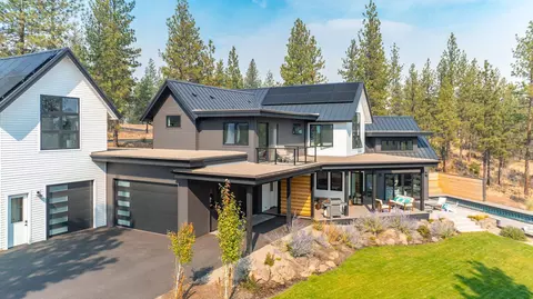 Exterior - 62452 Mcclain Dr, Bend, OR 97703 photo 3 of 18