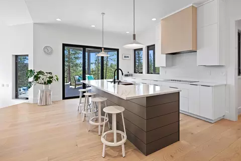 Kitchen - 62452 Mcclain Dr, Bend, OR 97703 photo 4 of 9