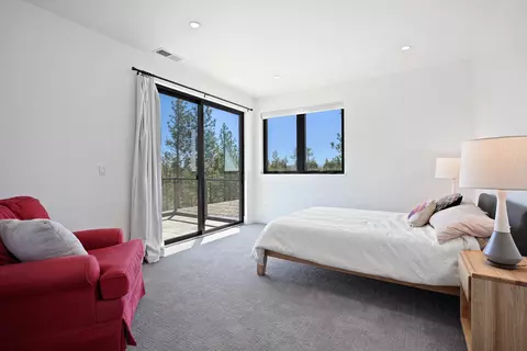 Bedroom - 62452 Mcclain Dr, Bend, OR 97703 photo 2 of 5