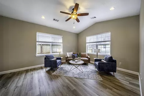 830 N Rose St, Phoenix, OR 97535 photo 4