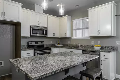 830 N Rose St, Phoenix, OR 97535 photo 2