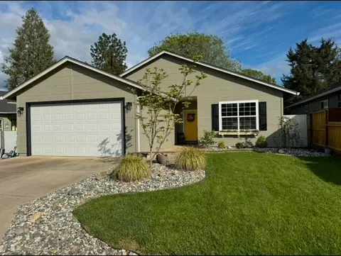 830 N Rose St, Phoenix, OR 97535