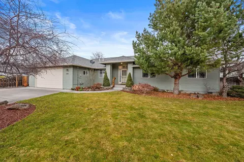 620 NW 22nd St, Redmond, OR 97756