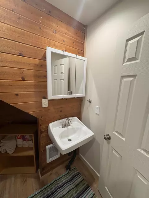 Bath - 22333 Nelson Rd, Bend, OR 97701 photo 4 of 4