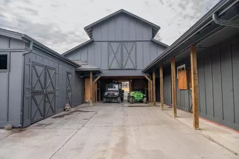 Exterior - 22333 Nelson Rd, Bend, OR 97701 photo 5 of 9
