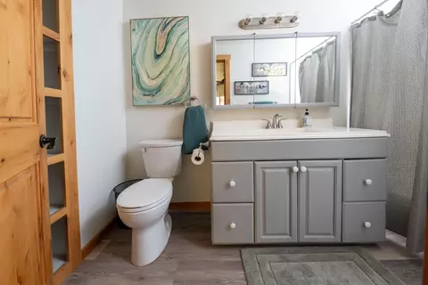 Bath - 22333 Nelson Rd, Bend, OR 97701 photo 2 of 4