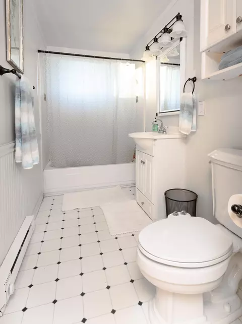Bath - 22333 Nelson Rd, Bend, OR 97701 photo 1 of 4