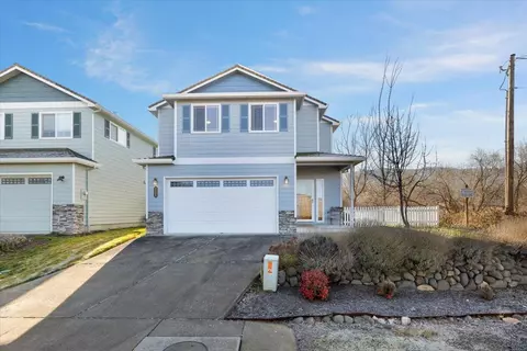 2086 Creek Dr, Ashland, OR 97520