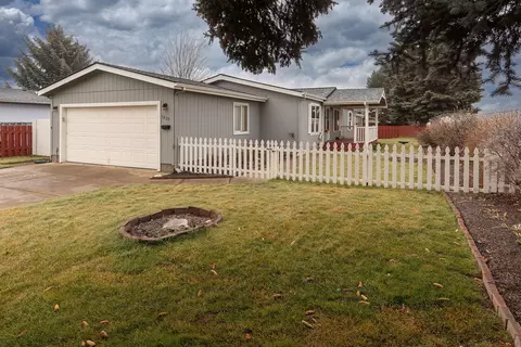 1825 NE 6th St, Redmond, OR 97756