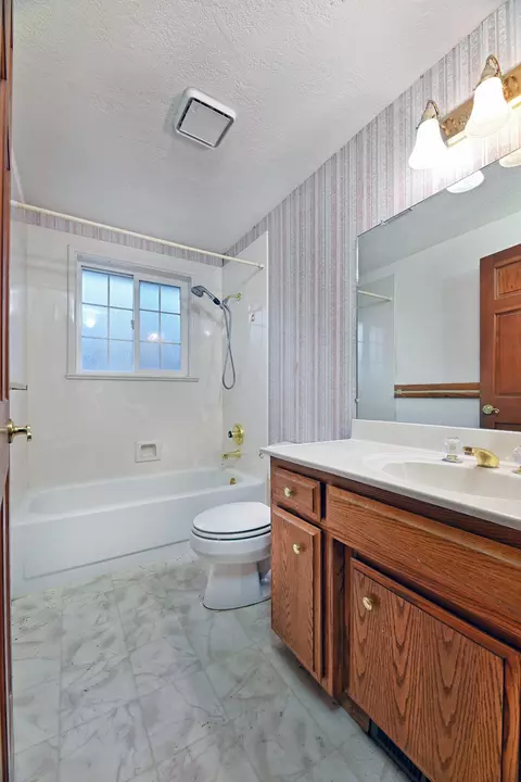 Bath - 758 Vincent Ave, Central Point, OR 97502 photo 2 of 3