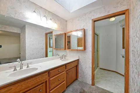Bath - 758 Vincent Ave, Central Point, OR 97502 photo 3 of 3