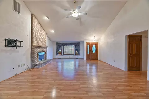 Living - 758 Vincent Ave, Central Point, OR 97502 photo 3 of 3