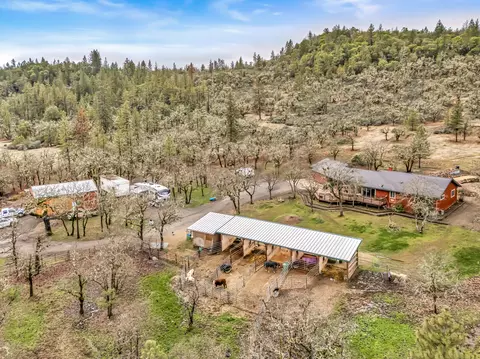 3941 Rogue River Dr, Eagle Point, OR 97524