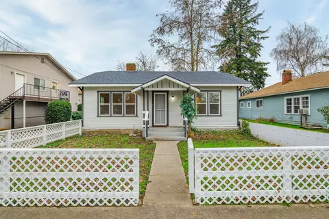 716 NE 8th St, Grants Pass, OR 97526