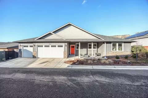 4809 Hathaway Dr, Medford, OR 97504