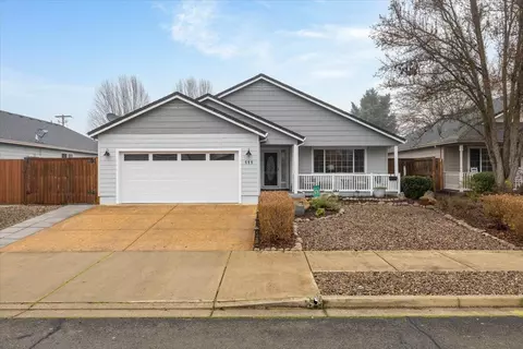 111 Glenwood Dr, Eagle Point, OR 97524