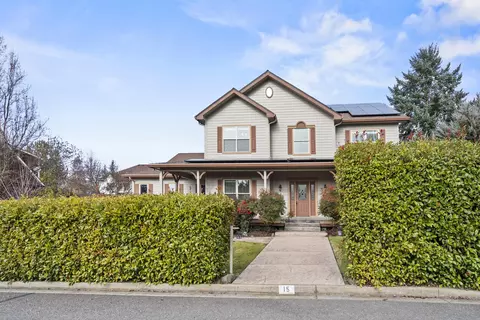 15 Penny Ct, Shady Cove, OR 97539