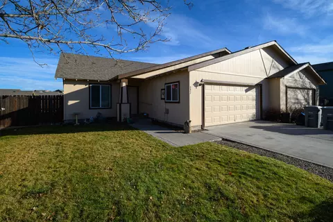 837 SE Kierra Pl, Madras, OR 97741
