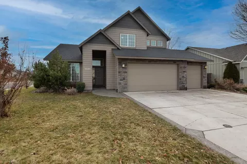 1504 NW Teakwood Ln, Redmond, OR 97756
