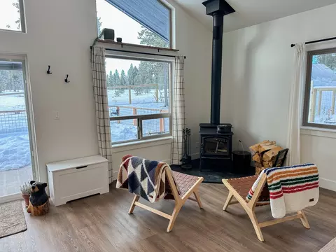Living - 54812 Pine Crest Rd, Bend, OR 97707 photo 3 of 4