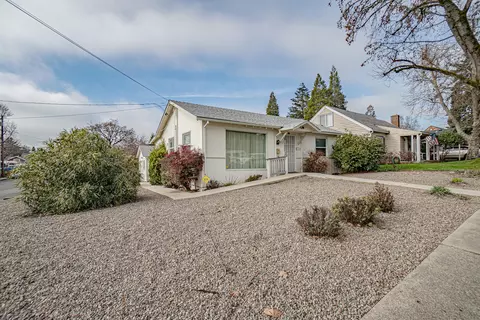 924 NE 9th St, Grants Pass, OR 97526
