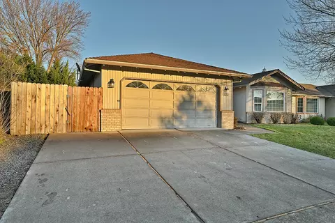 2450 Powell St, Medford, OR 97504