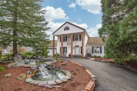 575 Country Aire Dr, Grants Pass, OR 97526