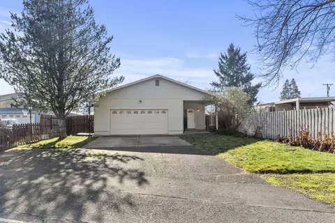 1039 Archer Dr, Medford, OR 97501