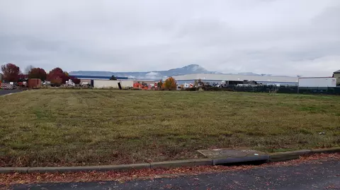 4796 Airway Dr, Medford, OR 97504