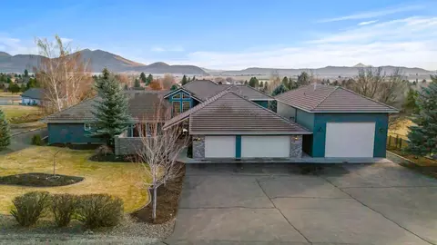 9332 Greenbriar Dr, Klamath Falls, OR 97603