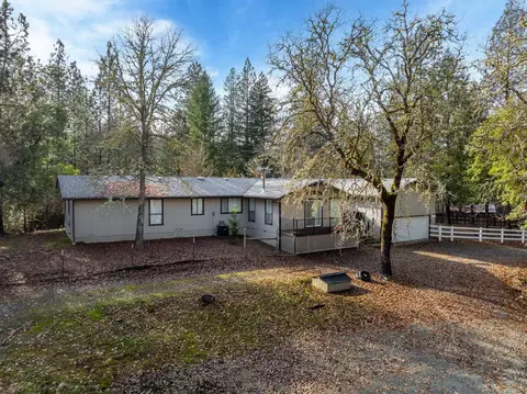 2002 Stringer Gap Rd, Grants Pass, OR 97527 photo 1