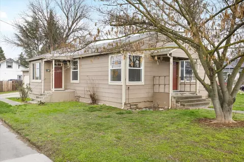 852 Palm St, Medford, OR 97501